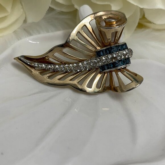 CORO DECO CURLED LEAF 1940s SAPPHIRE BLUE & CLEAR RHINESTONE BROOCH - Picture 2 of 6